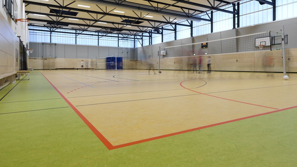 Sporthalle des Berufsschulzentrums Bautzen Kinder in Turnhalle – Forbo Marmoleum Sport